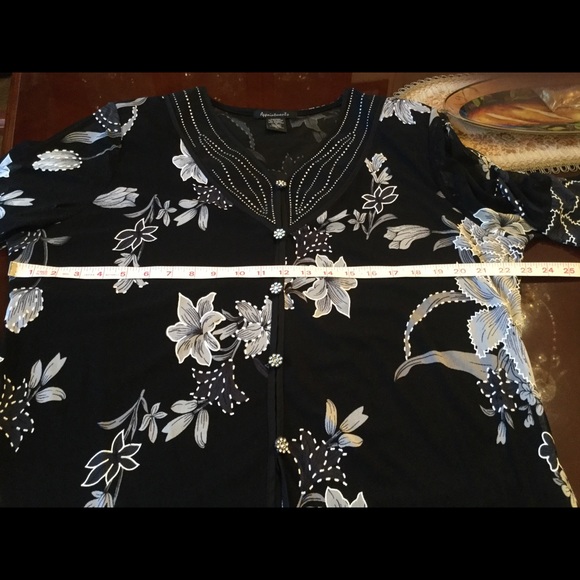 Beautiful blouse - Picture 8 of 8